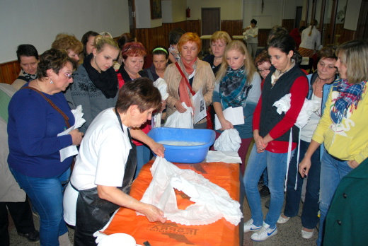 Škrobení sukní v rámci Krojových dílen, které soubor organizuje, r. 2014