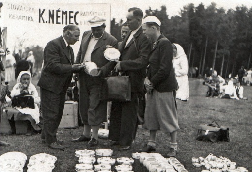 Karel Němec st. (vlevo) prodávající své výrobky u Sv. Antonínka na Blatnické hoře, r. 1939