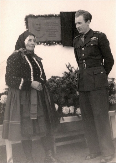 Odhalení Kotáskovy pamětní desky na jeho rodném domě v Ratíškovicích, říjen 1945