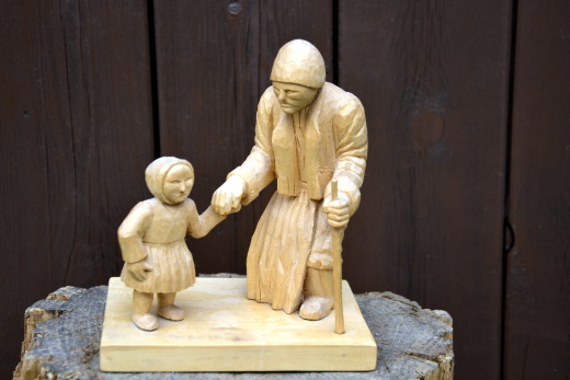 Stařeček s vnučkou, 70. léta 20. století, lipové dřevo, výška 17,5 a 11,5 cm