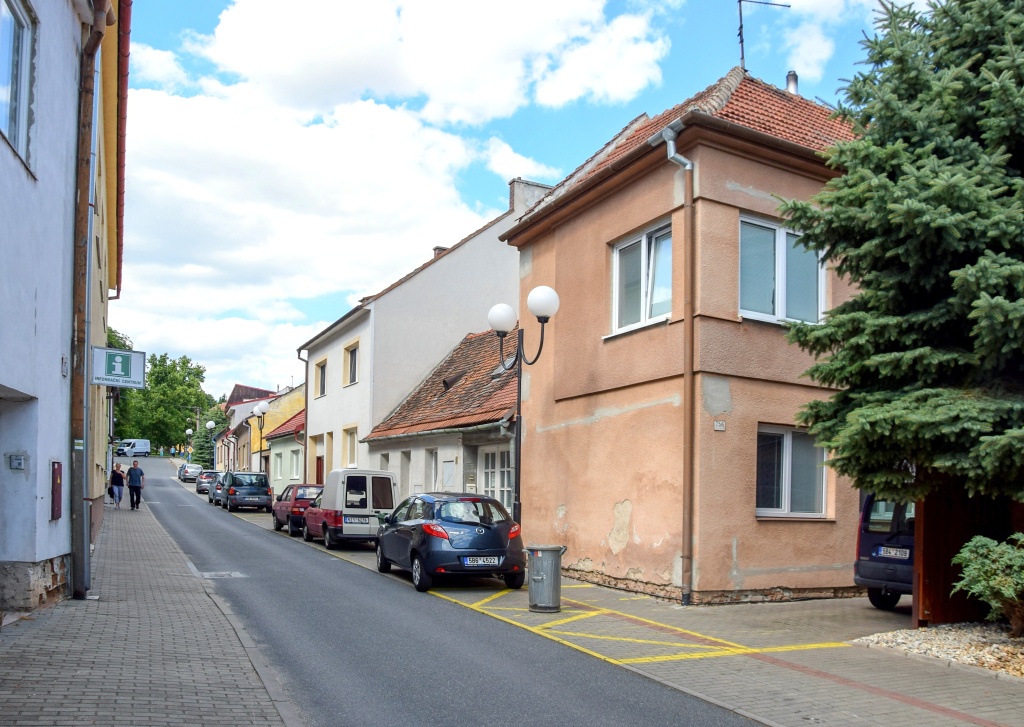Pohled do dnešní ulice Krále Vladislava, páteřní komunikace zaniklé židovské čtvrti