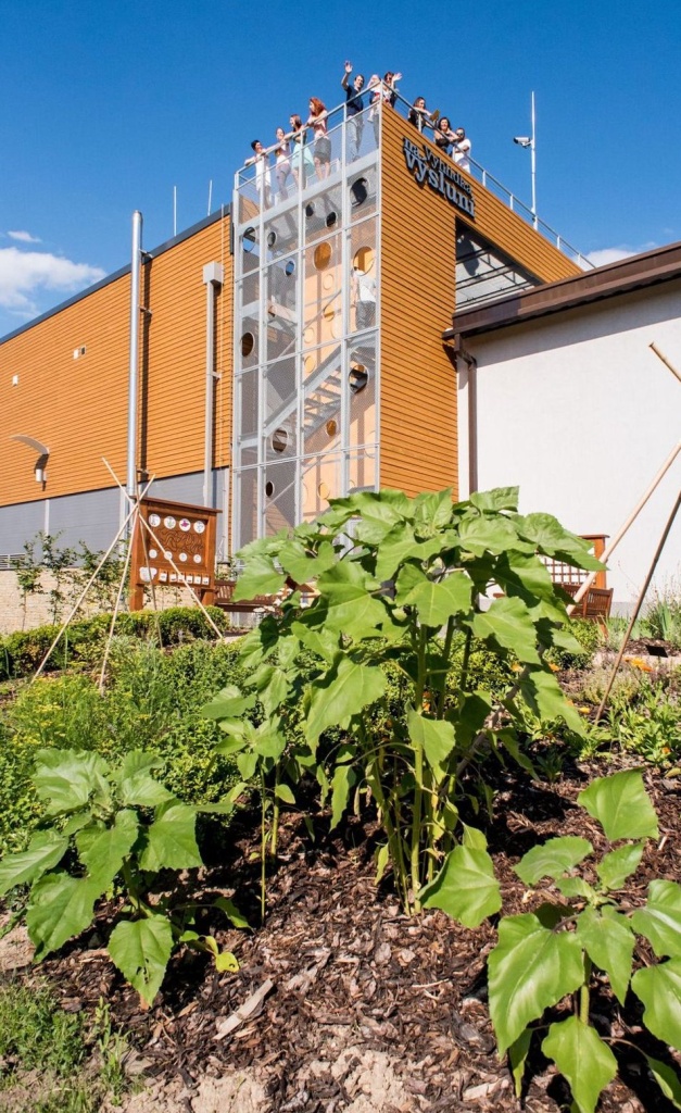 Z Vyhlídky na výsluní lze za pěkného počasí vidět až do Rakouska   