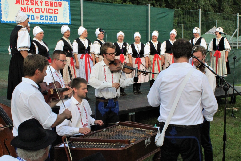 Jubilantům blahopřál i Ženský sbor z Míkovic s CM Mladí Burčáci 