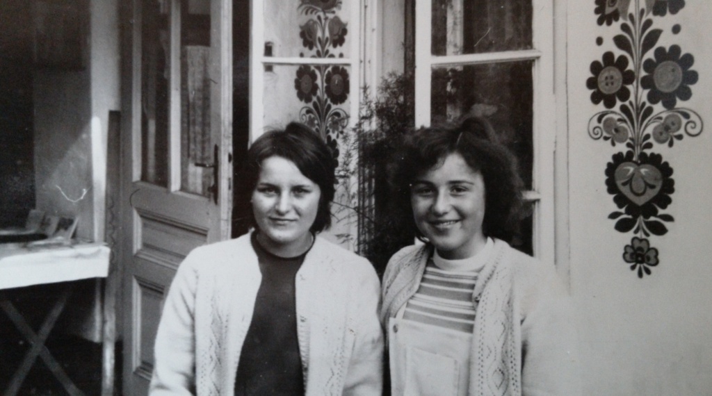 Marie Holubíková (vpravo) navštěvovala v mládí kroužek lidového ornamentu 