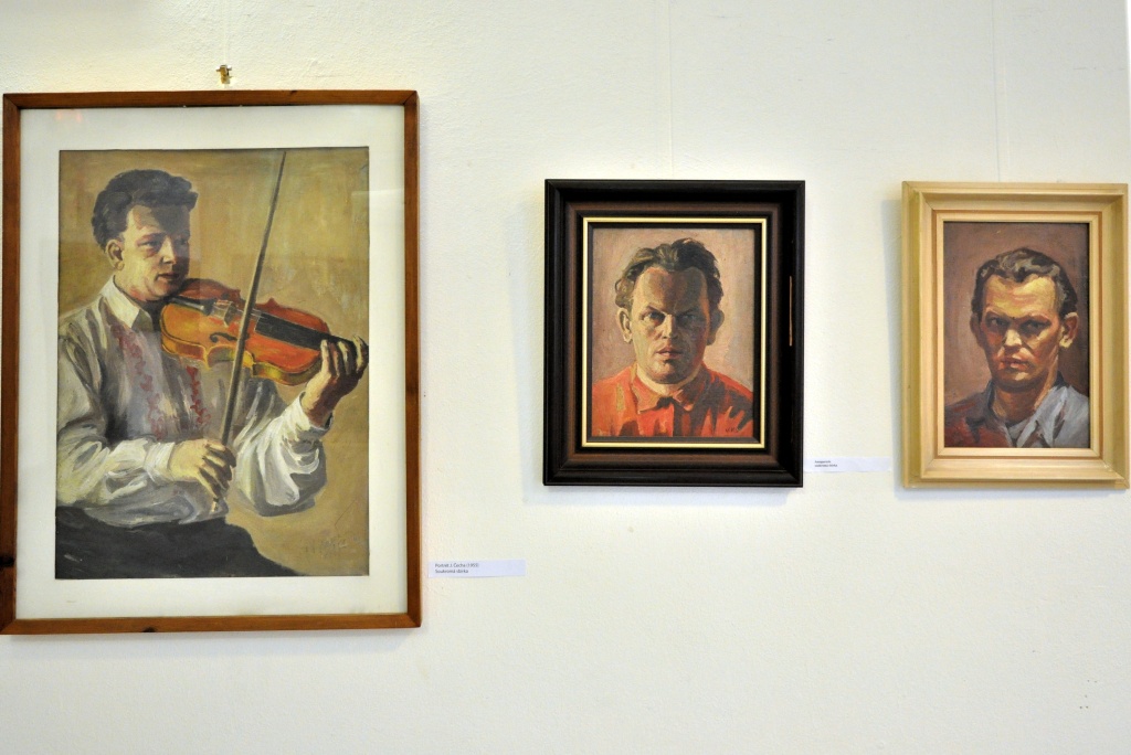 Z výstavy obrazů Jaroslava V. Staňka v hradišťském Klubu kultury, zleva: portrét Jaroslava Čecha a dva autoportréty, r. 2014