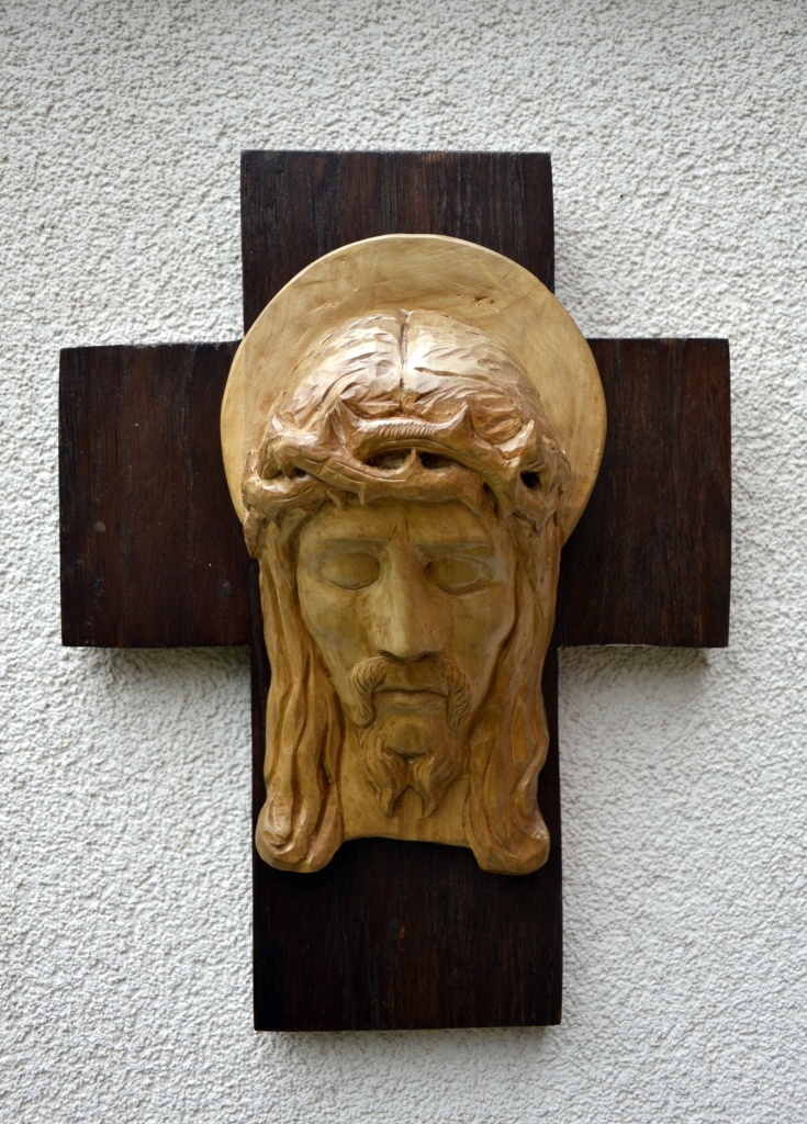 Hlava Krista, lipové dřevo, polovina 90. let 20. století, 32 x 24 cm