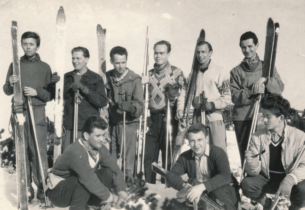 J. Abrhám (vlevo nahoře) na lyžovačce na Lopeníku, r. 1957 nebo 1958 