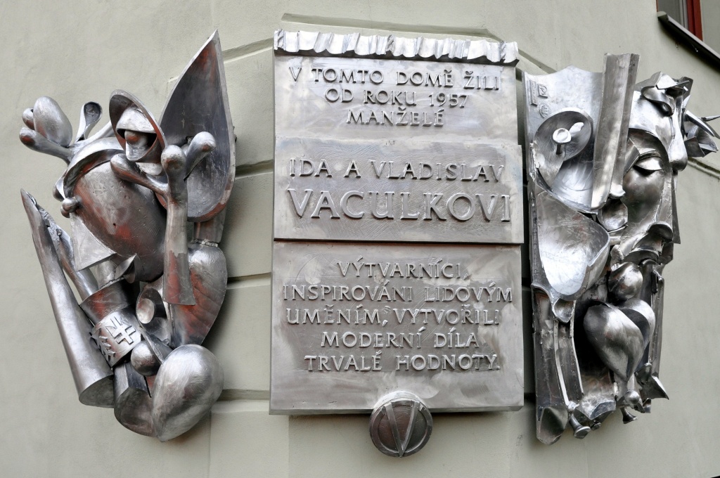 Pamětní desku manželů Vaculkových na jejich hradišťském domě vytvořil sochař Otmar Oliva, r. 2014