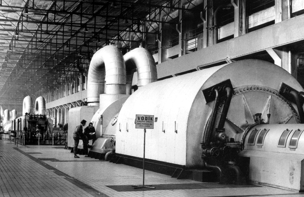 Strojovna, v popředí je parní turbína, 70. léta 20. století