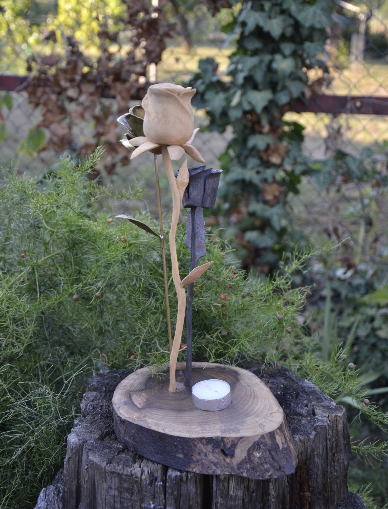 Svícen s růžemi, lipové dřevo, ocel, mosaz, podstavec – ořechové dřevo, 2022, v. 32 cm