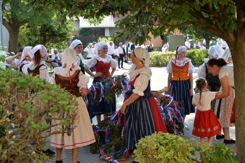 Ženský sbor Děvčata z Dambořic při zdobení festivalové májky