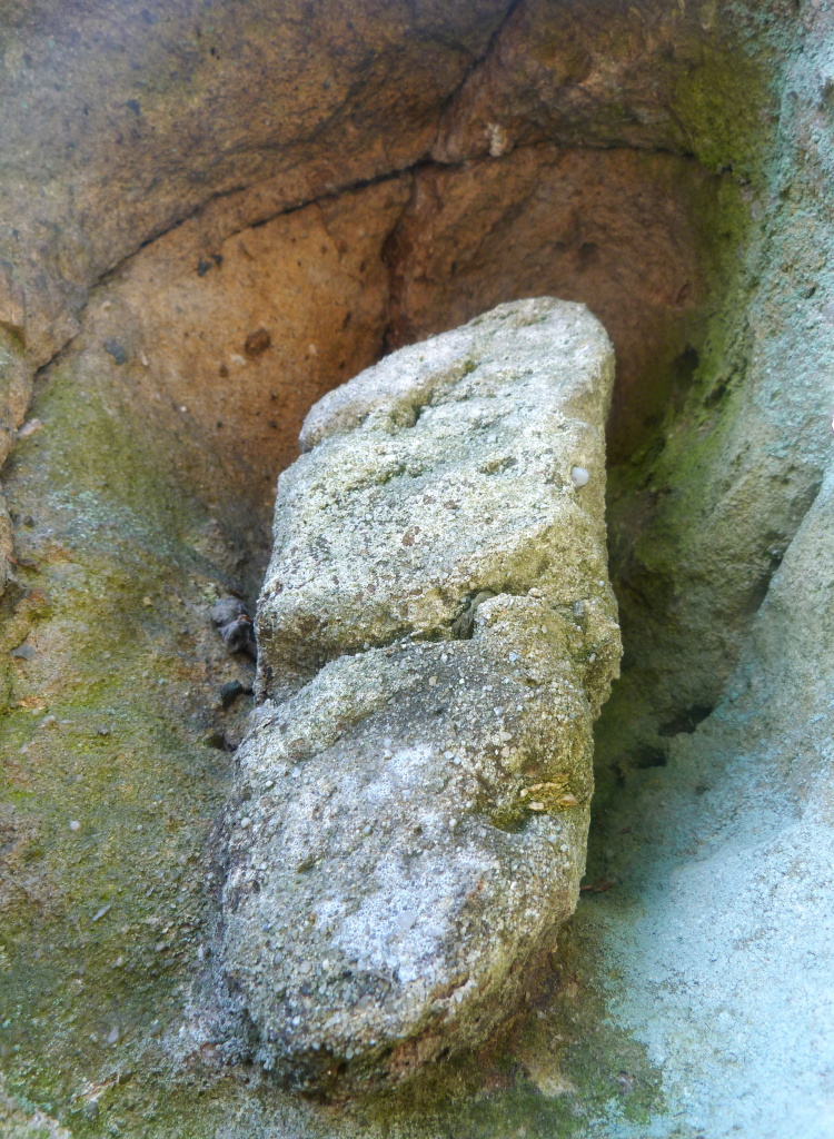Detail kamenného srdce Maršavy – svislé pukliny jsou poznávacím znakem dutiny po konkreci