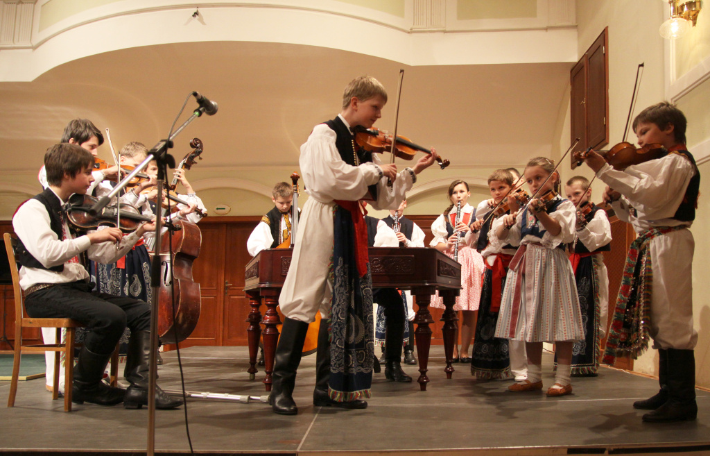 Cimbálová muzika Základní umělecké školy Uherské Hradiště na školním koncertě v hradišťské Redutě, r. 2013 
