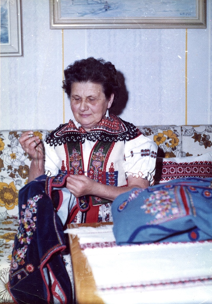 K. Sekerková při šití mužského prucleku, r. 1982