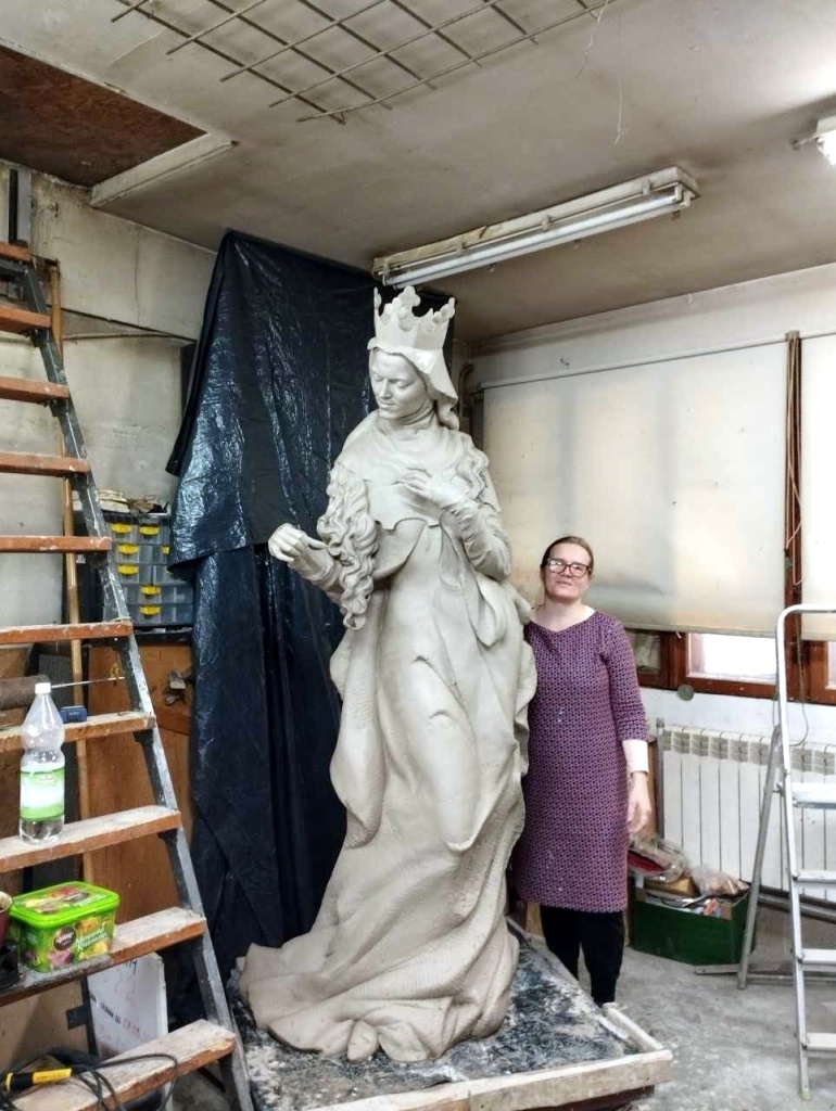 Sochařka Ewa Ross Baczyńská s modelem sochy Královna