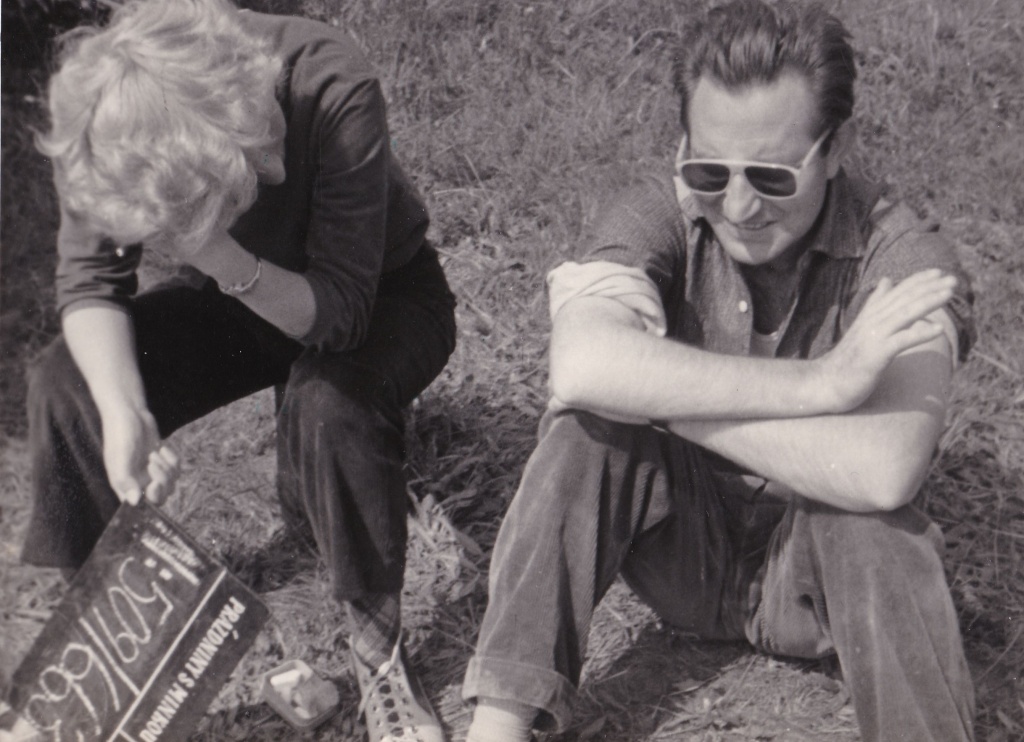 Klapka Jana Stavinohová a produkční Vojtěch Kunčík na pastvinách v Malé Morávce (1960)