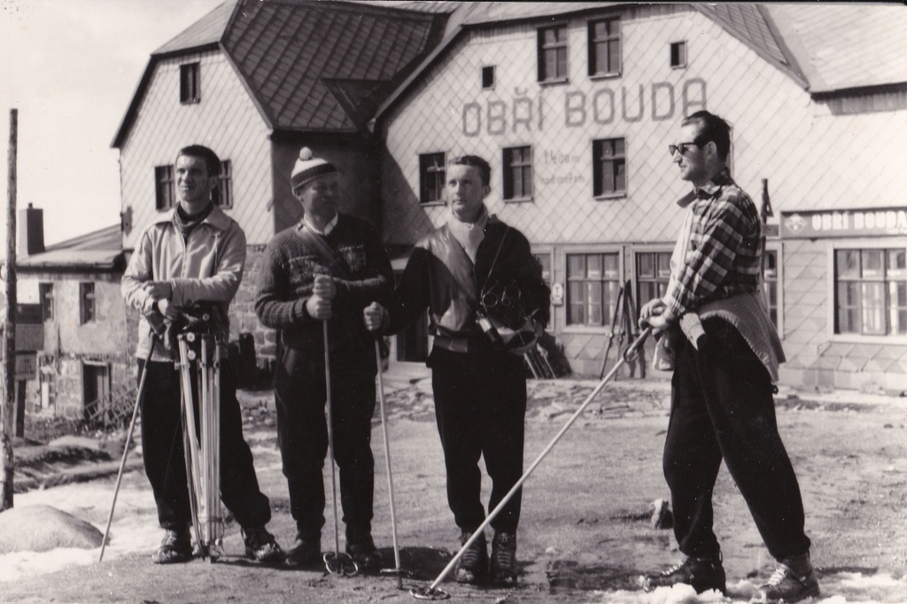 Vojtěch Kunčík jako asistent produkce v Krkonoších při filmu Komu patří pohár (1960)